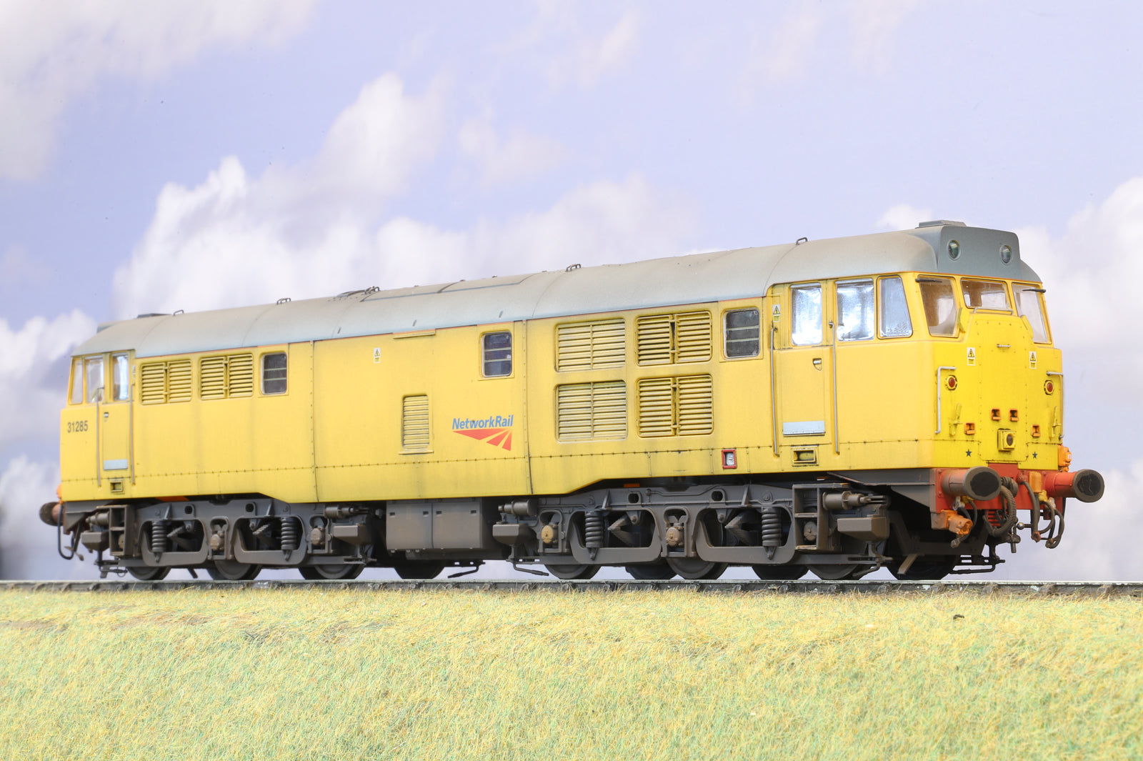 Heljan Finescale O Gauge Class 31 No. 31 285, Network Rail Yellow, Pro-Weathered
