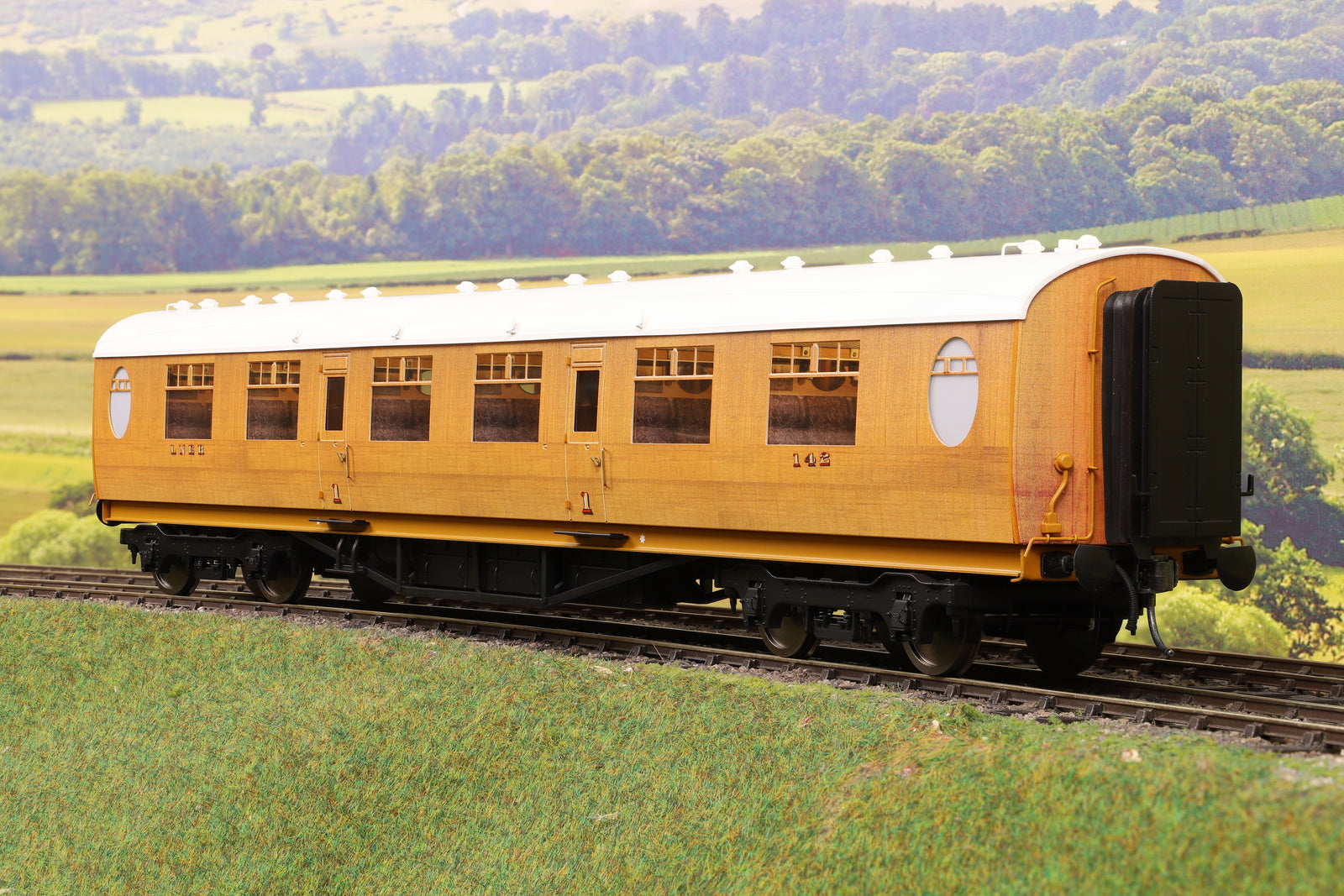 Darstaed D24-1-04A Finescale O Gauge LNER Thompson Mainline FK (First Class Corridor) Coach, Teak '142'