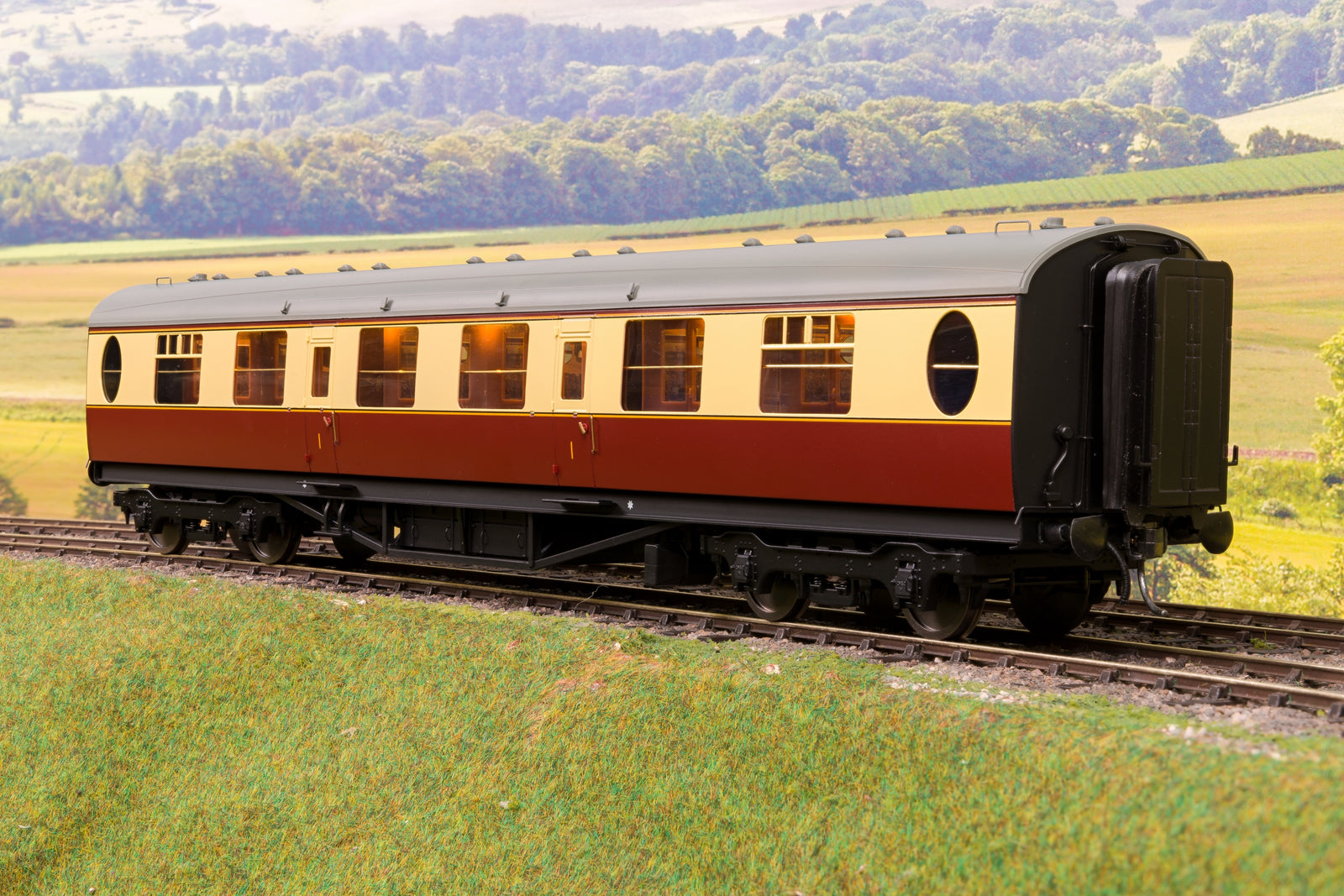 Darstaed D24-2-04RU Finescale O Gauge LNER/BR Thompson Mainline FK (First Class) Coach, Crimson & Cream 'Unnumbered'