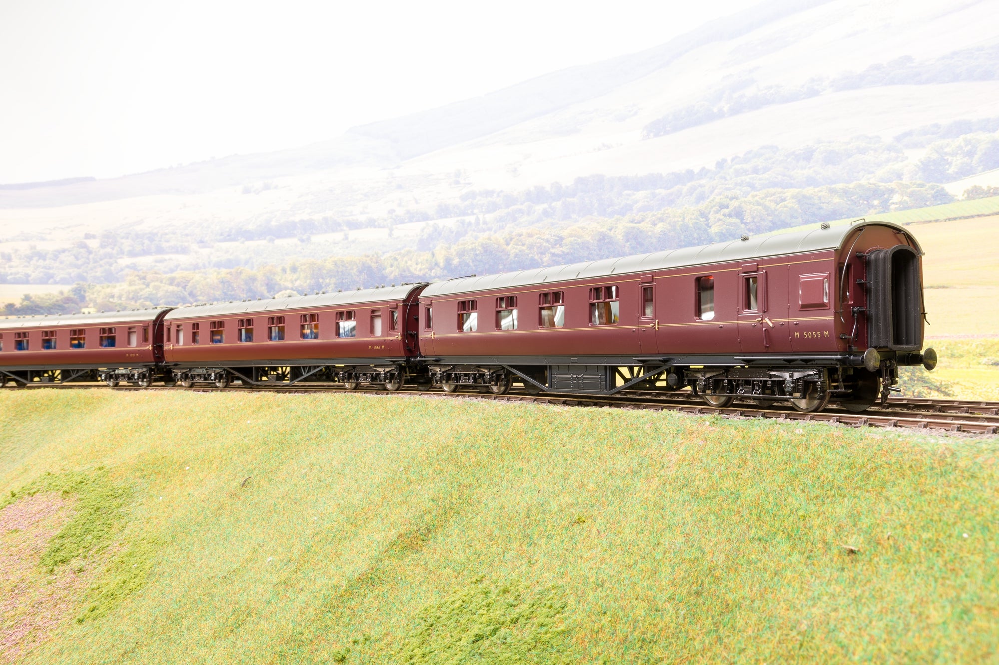 New MTH 22-60050 Finescale O Gauge (2-Rail) Ex-LMS BR Lined Maroon 4 Car Passenger Set