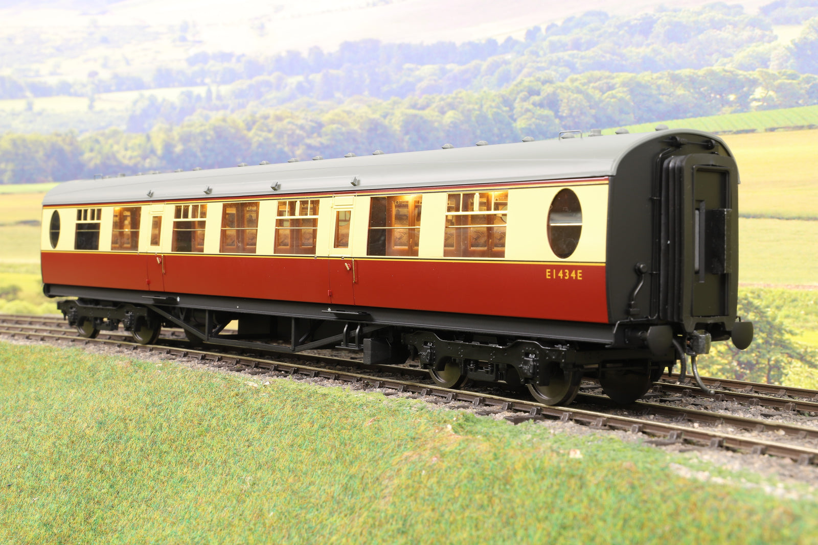 Darstaed D24-2-01A Finescale O Gauge LNER/BR Thompson Mainline TK (Third Class) Coach, Crimson & Cream 'E1434E'