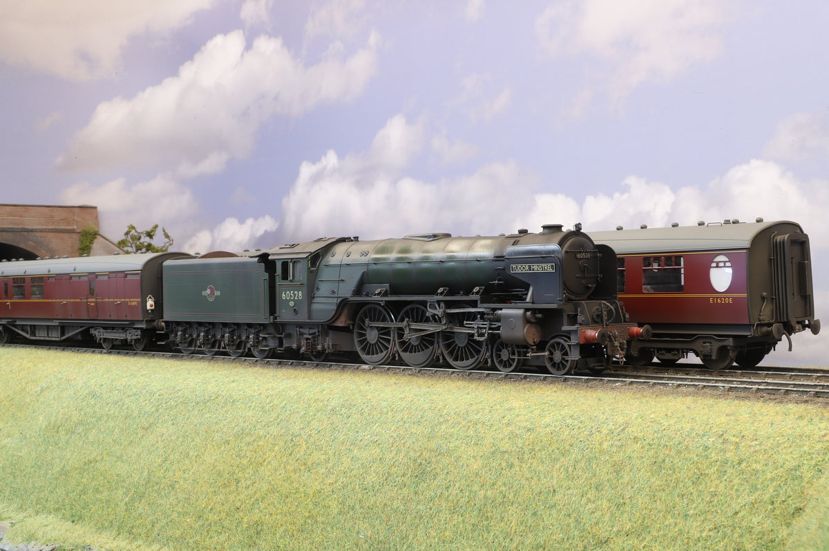 Golden Age Models Finescale O Gauge Peppercorn Class A2 No. 60528 'Tudor Minstrel' BR Green Late Crest DCC Sound & Smoke + Darstaed Rake of 5 Thompsons Pro-Weathered