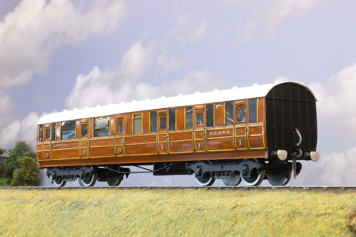 Kit-built Finescale O Gauge LNER 51ft Suburban Composite No. 32344