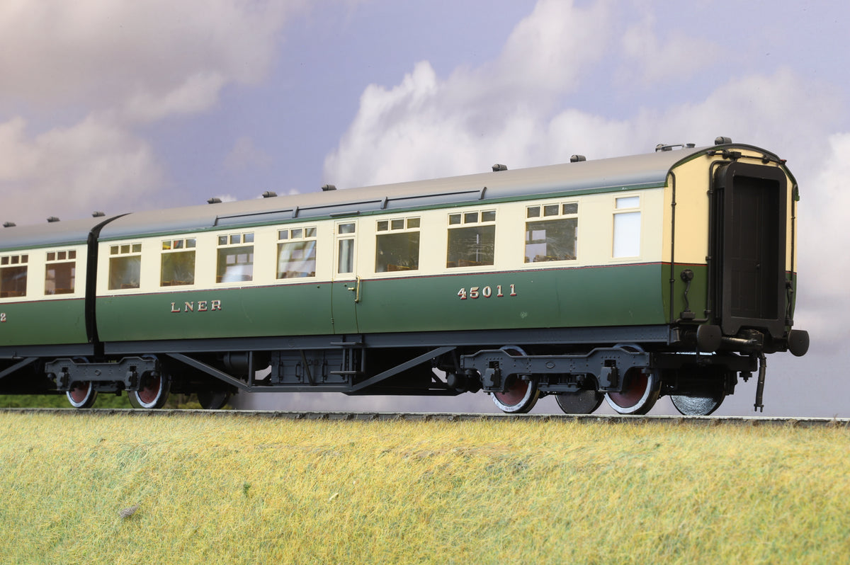 Kemilway Finescale O Gauge Rake of Three LNER Green &amp; Cream Tourist Coaches