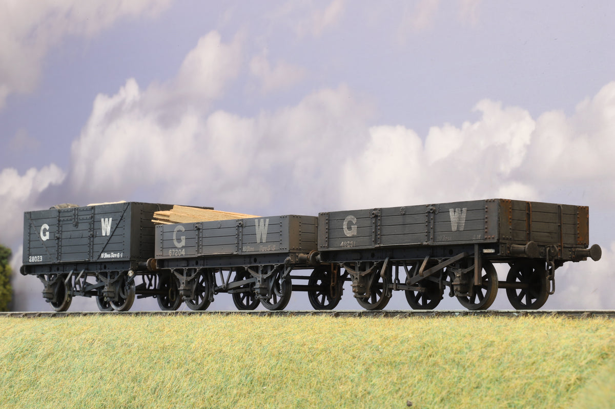 Kit-built Cooper-craft Finescale O Gauge Rake of Three Open Wagons with Loads, Weathered