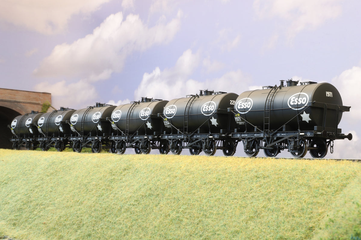 Dapol Finescale O Gauge Rake of 6 Esso Tanker Wagons
