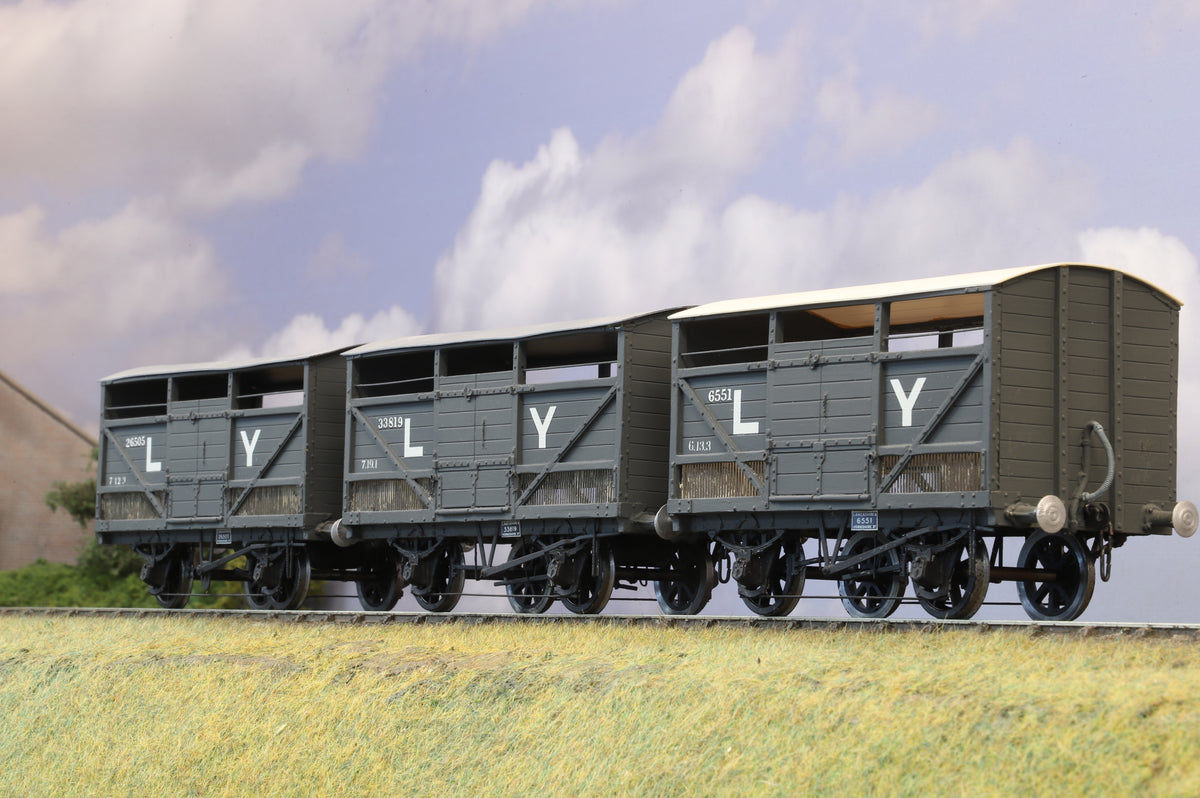 Kit Built Finescale O Gauge Rake of 3 Lancashire &amp; Yorkshire Cattle Vans