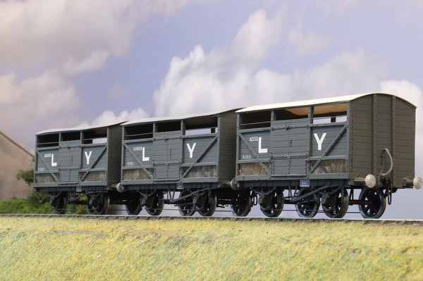 Kit Built Finescale O Gauge Rake of 3 Lancashire & Yorkshire Cattle Va ...