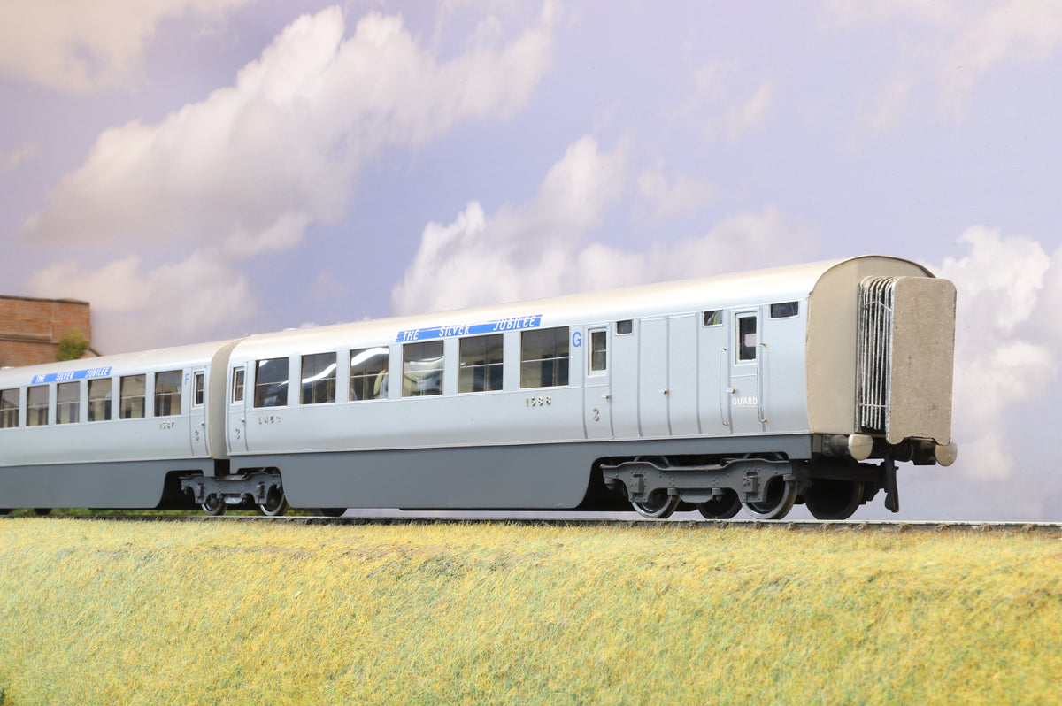Kit-built Finescale O Gauge LNER Silver Jubilee 7 Car Set