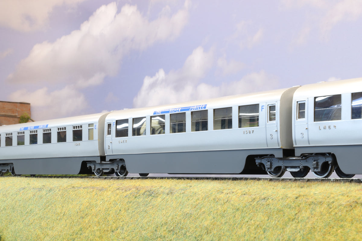 Kit-built Finescale O Gauge LNER Silver Jubilee 7 Car Set