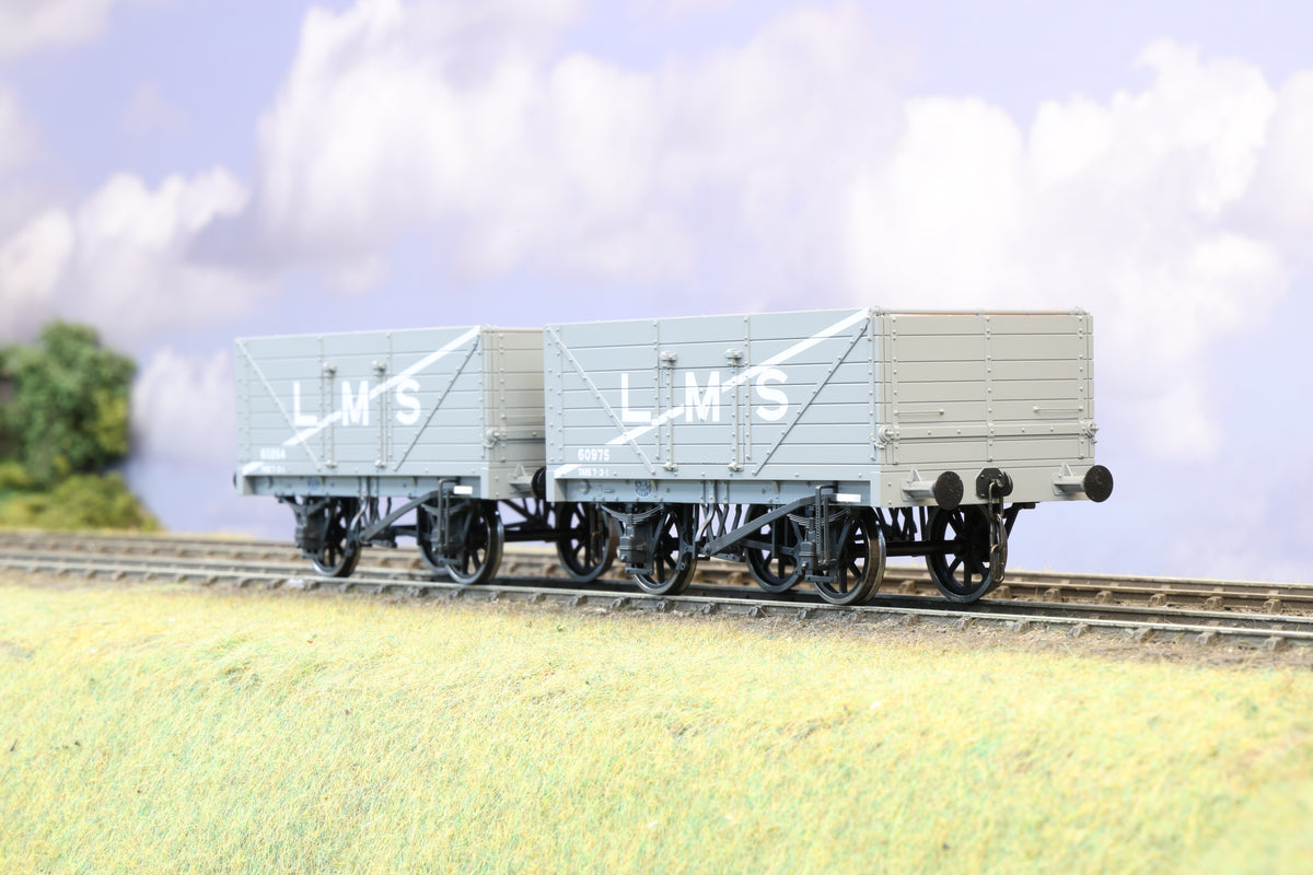 Lionheart Finescale O Gauge Pair of 7 Plank Open Wagons LHT731-030