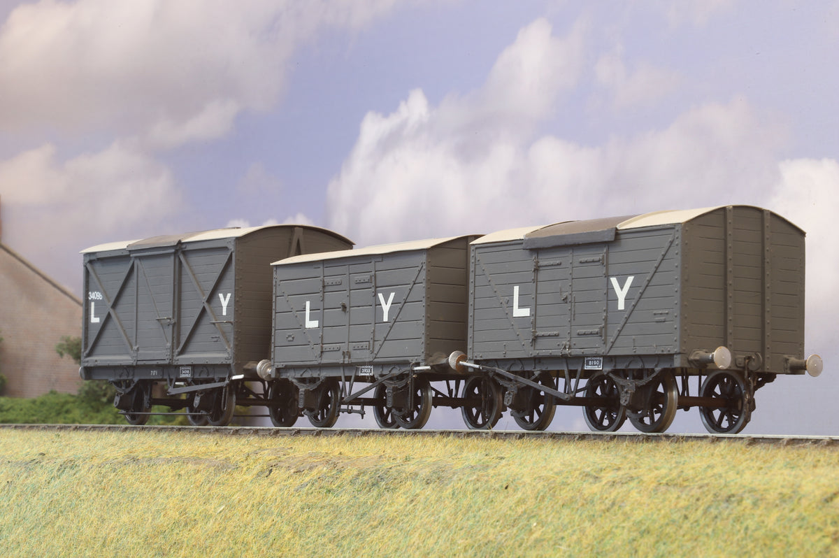 Kit Built Finescale O Gauge Rake of Three Lancashire &amp; Yorkshire Vans (Tarpaulin roof)
