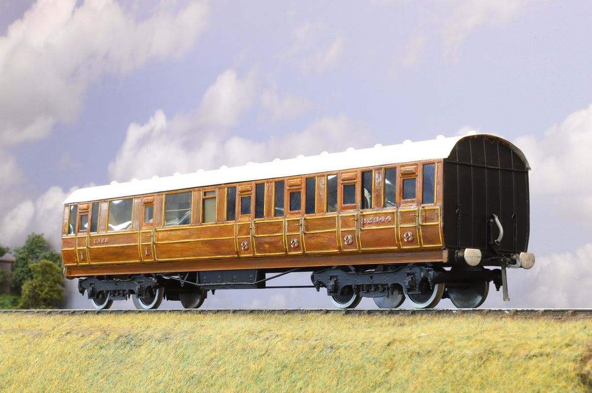 Kit-built Finescale O Gauge LNER 51ft Suburban Composite No. 32344
