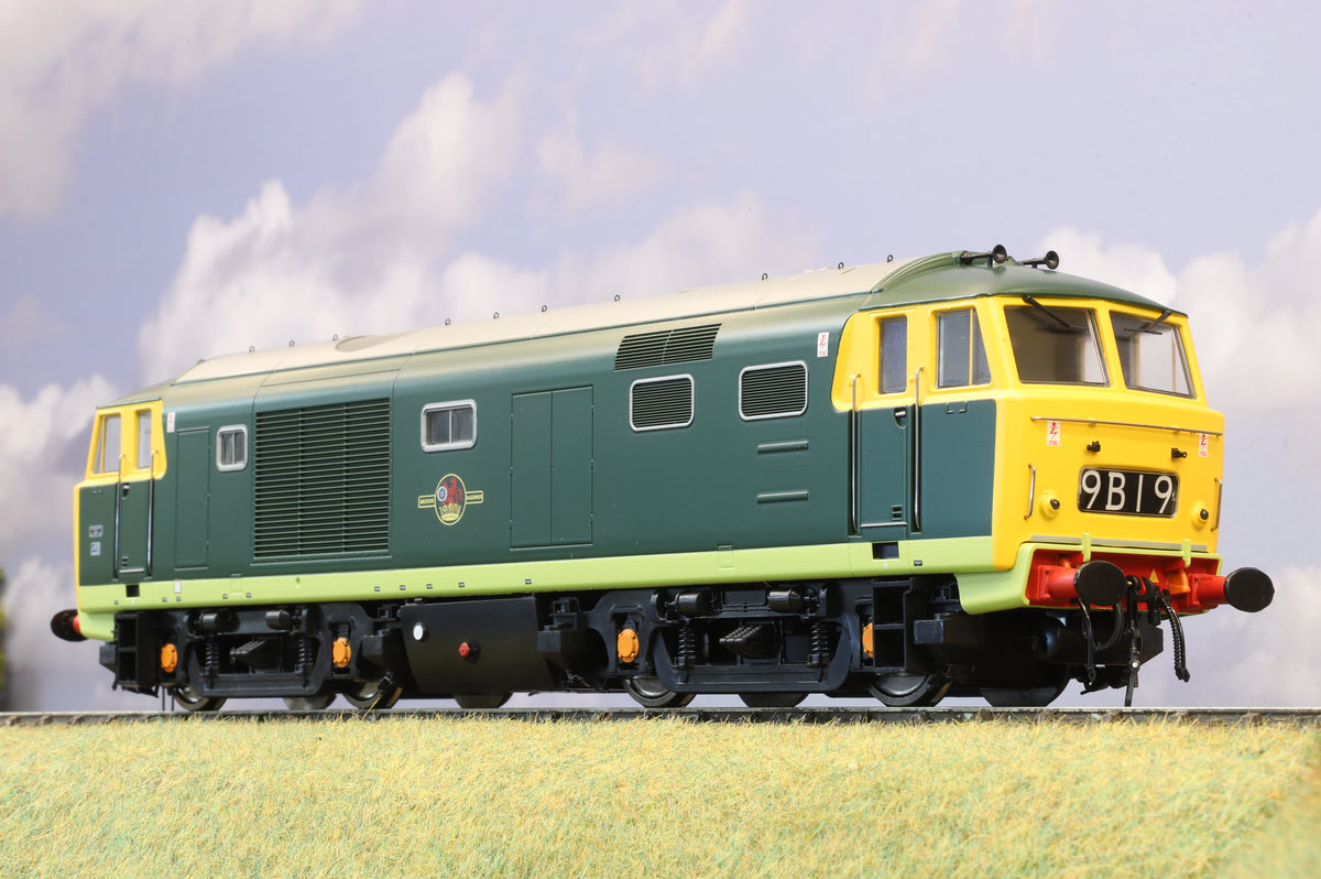 Heljan Finescale O Gauge Class 35 'Hymek' BR Green (Full Yellow Ends), Unnumbered