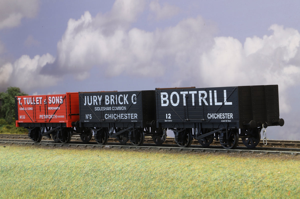 Dapol Finescale O Gauge Rake of Three 7 Plank Wagons (GM7410203, GM7410211, GM7410209)