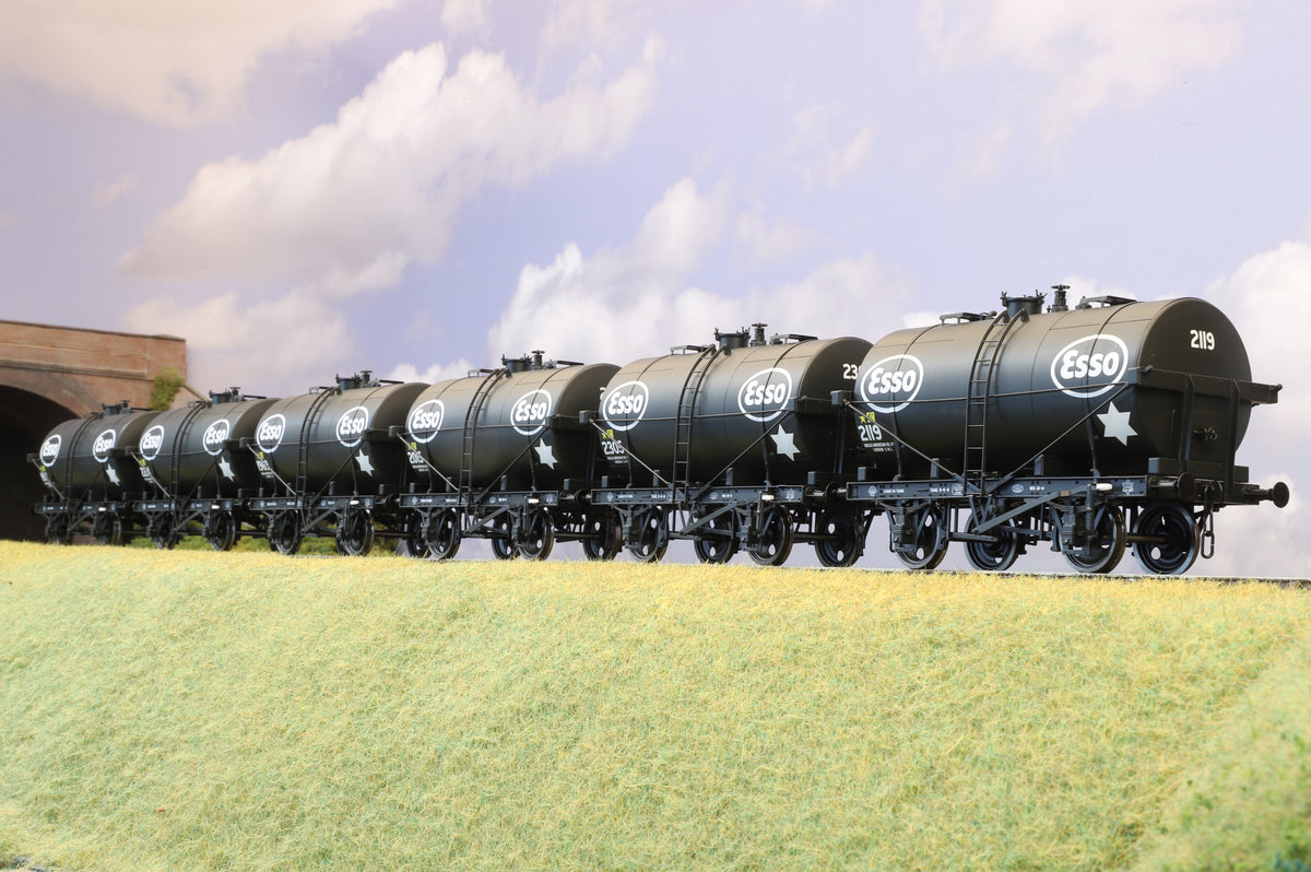Dapol Finescale O Gauge Rake of 6 Esso Tanker Wagons