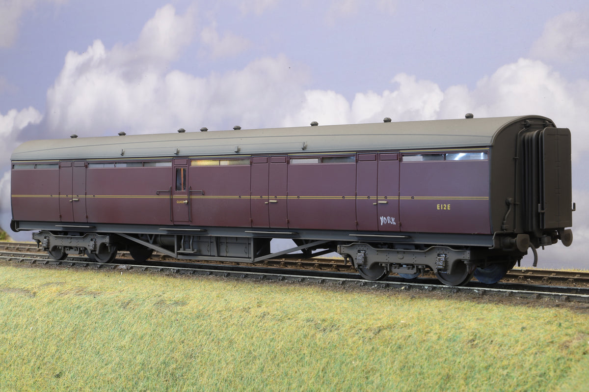 Darstaed Finescale O Gauge Thompson BG (Full Brake) Coach BR Maroon No. E12E, Pro-Weathered