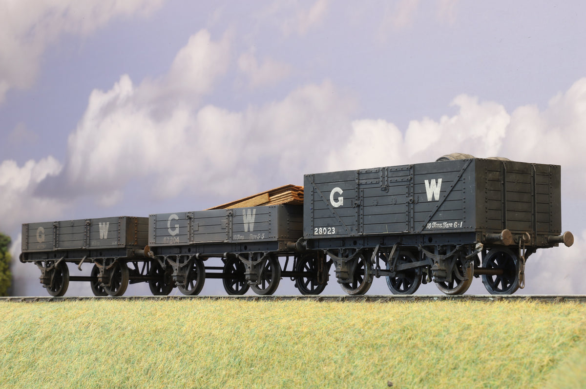 Kit-built Cooper-craft Finescale O Gauge Rake of Three Open Wagons with Loads, Weathered