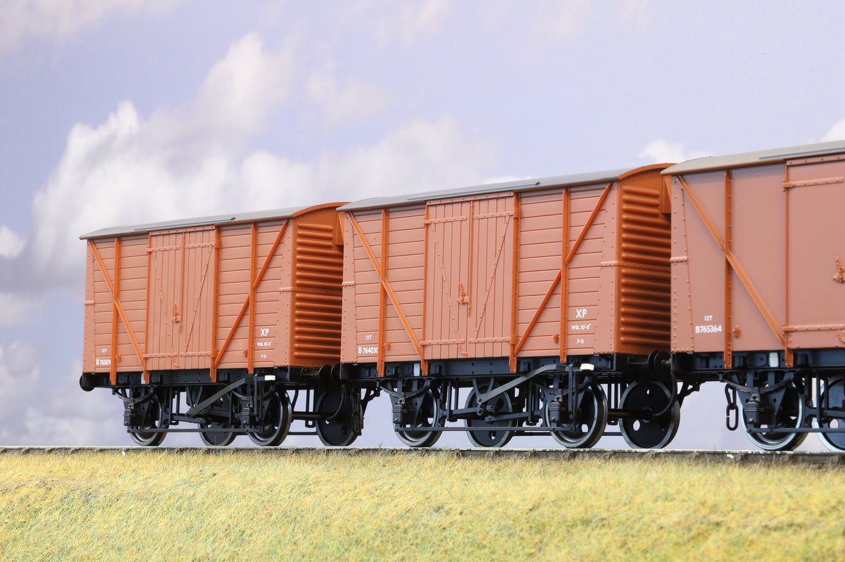 Dapol Finescale O Gauge Rake of 3 x 12T BR Vans (Bauxite)
