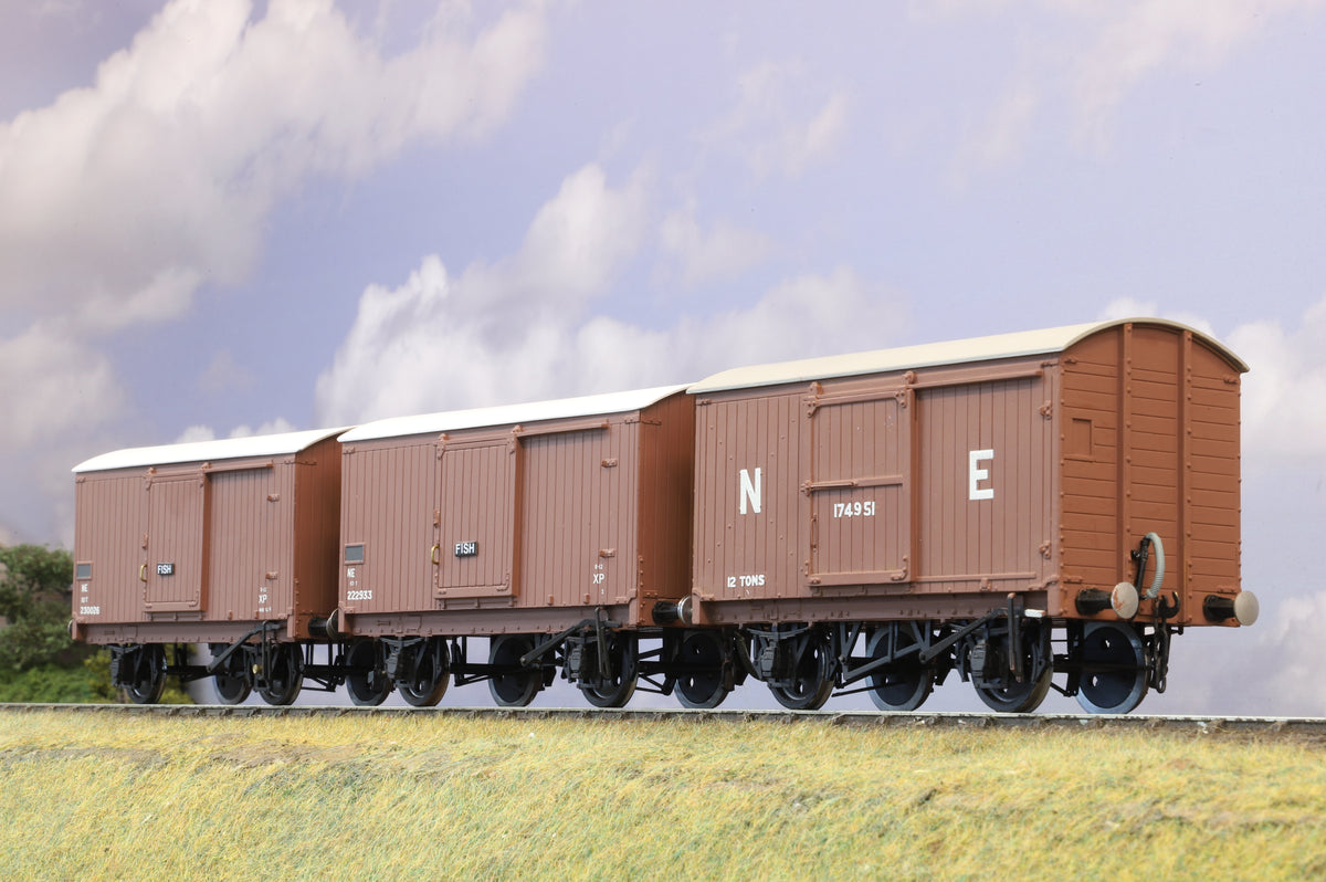 Finescale O Gauge (Kit-Built) Rake Of 3 NE Fish And Box Vans