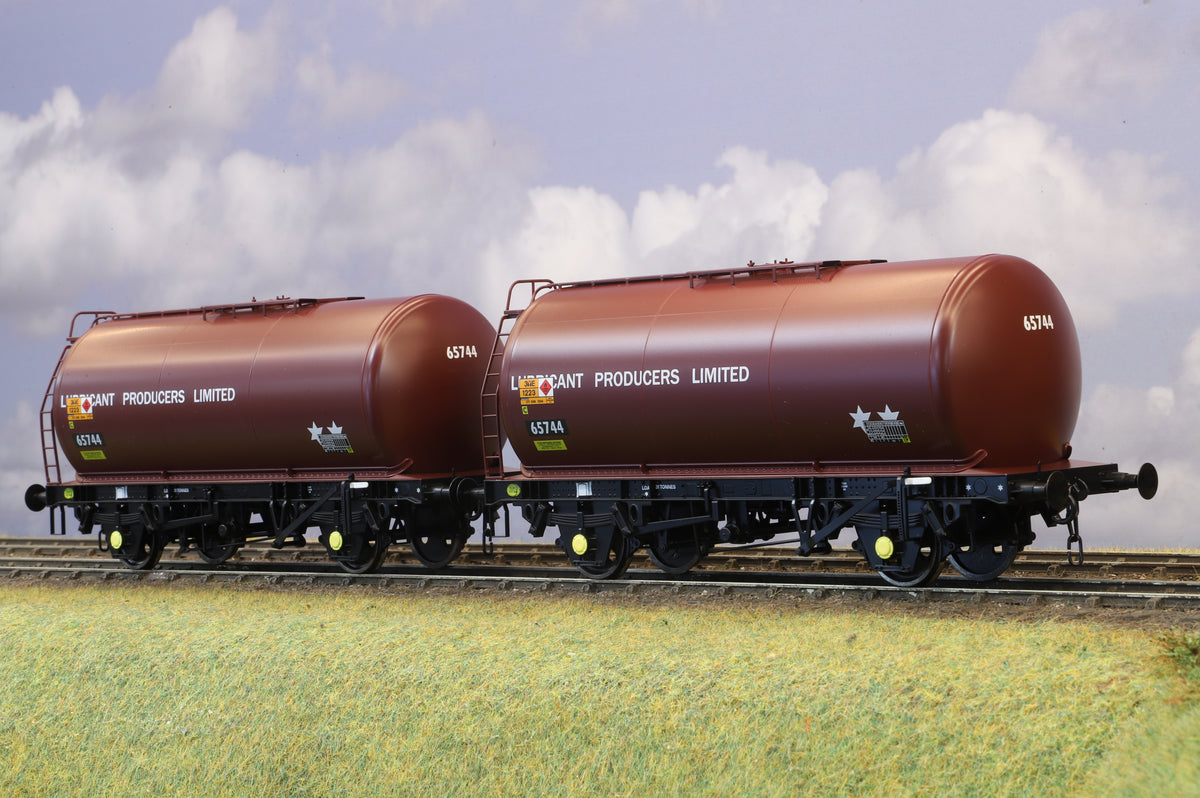 Dapol Finescale O Gauge Pair of TTA 45T Tankers No.65744 "LPL Maroon" (Item number: 7F-064-008)