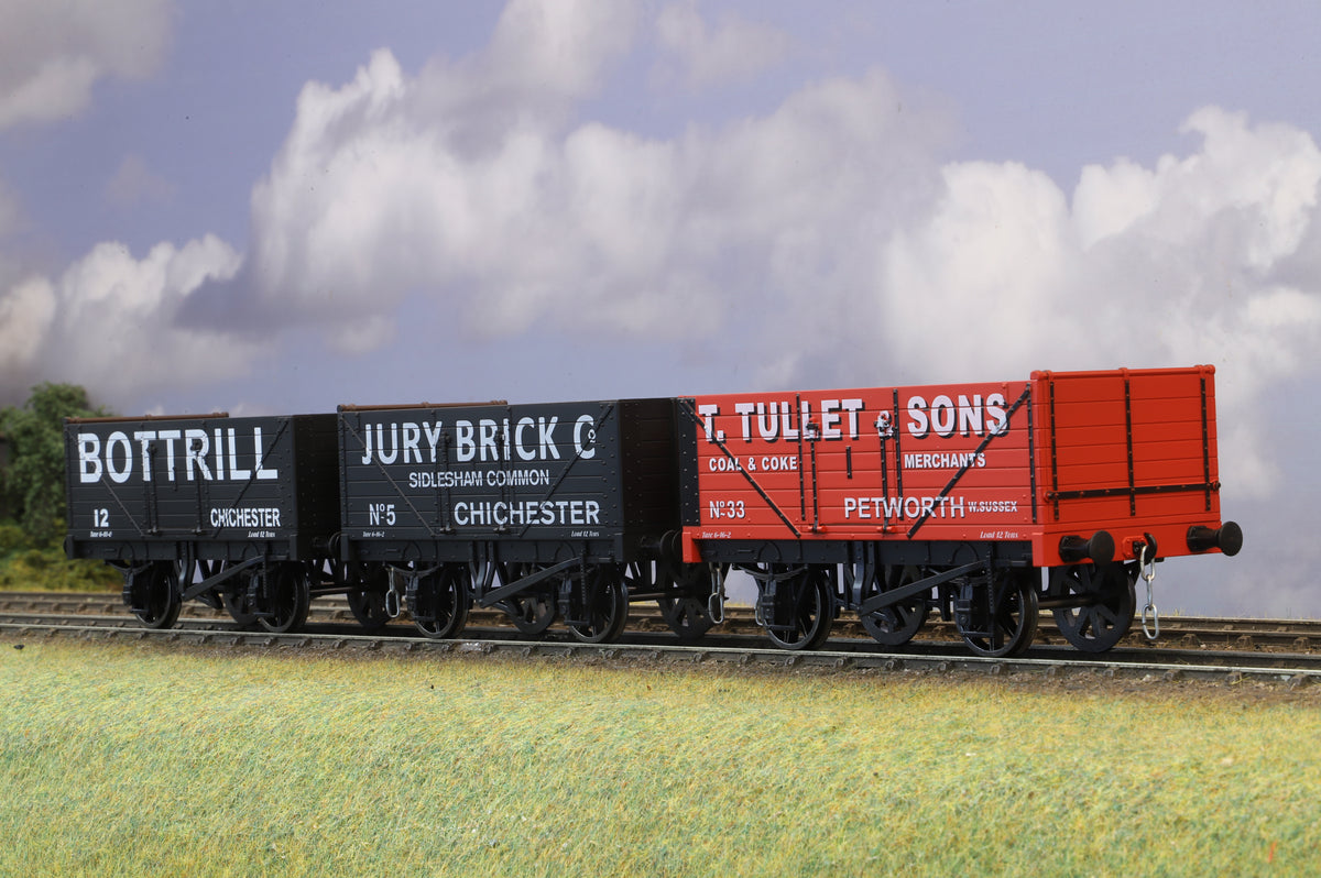 Dapol Finescale O Gauge Rake of Three 7 Plank Wagons (GM7410203, GM7410211, GM7410209)