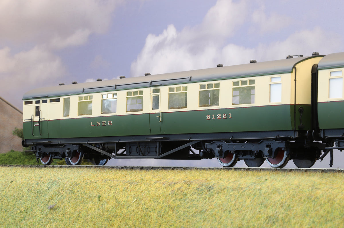 Kemilway Finescale O Gauge Rake of Three LNER Green &amp; Cream Tourist Coaches