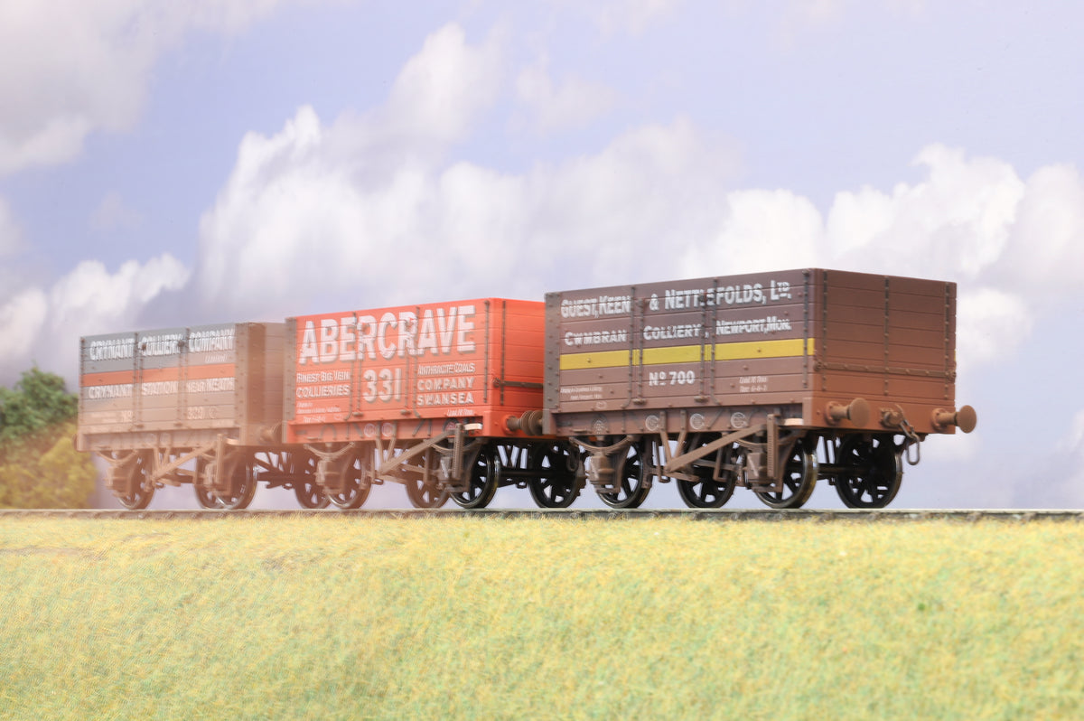 Dapol Finescale O Gauge Rake of Three Private Owner Wagons, Weathered