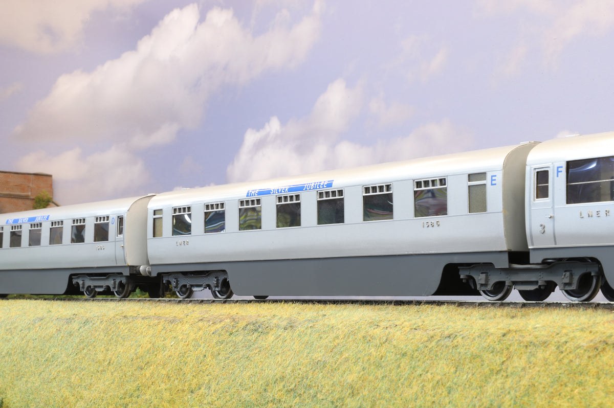 Kit-built Finescale O Gauge LNER Silver Jubilee 7 Car Set
