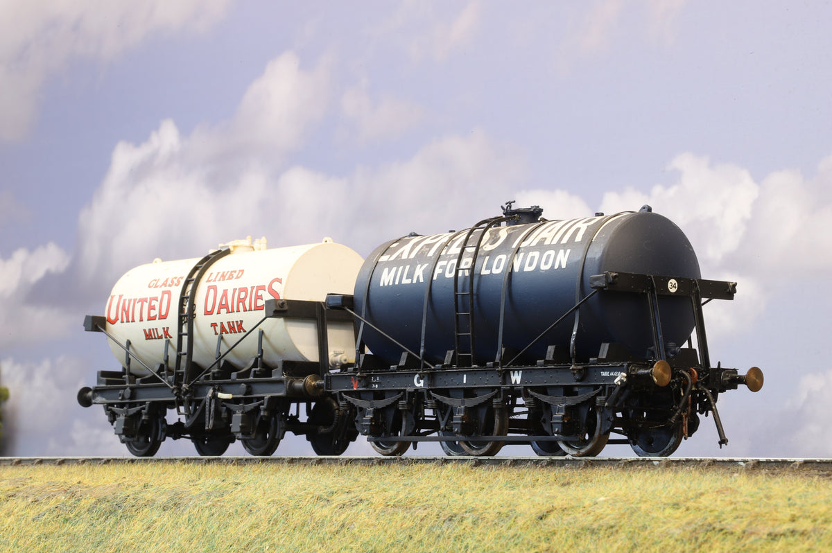 Kit-built Finescale O Gauge Pair Of Milk Tankers