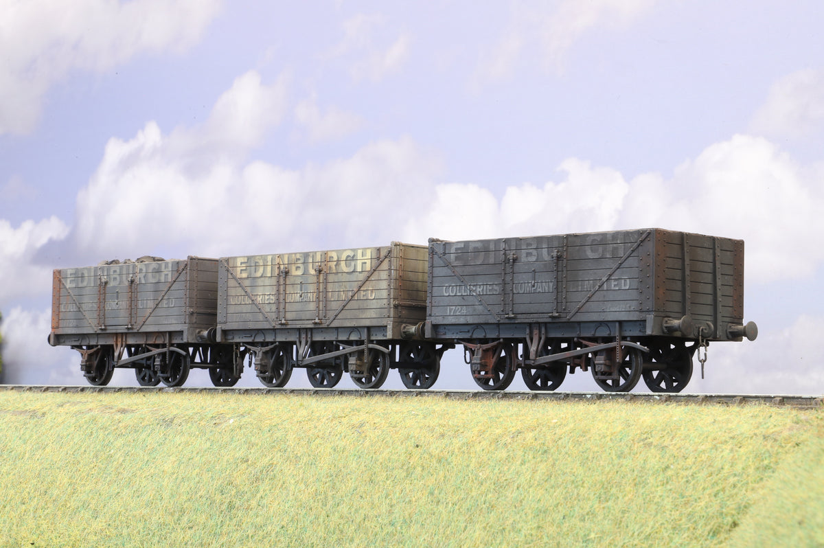 Dapol Finescale O Gauge Rake of Three Open Coal Wagons, Weathered