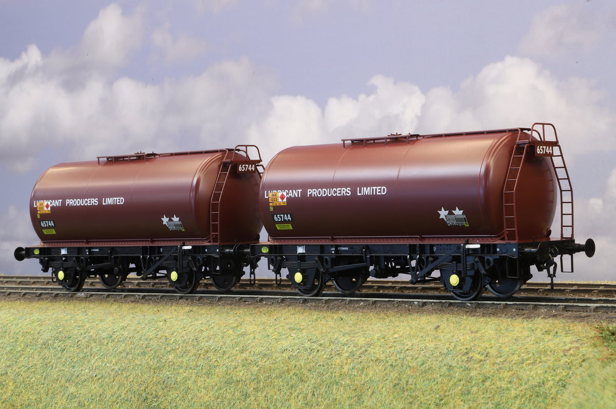 Dapol Finescale O Gauge Pair of TTA 45T Tankers No.65744 "LPL Maroon" (Item number: 7F-064-008)