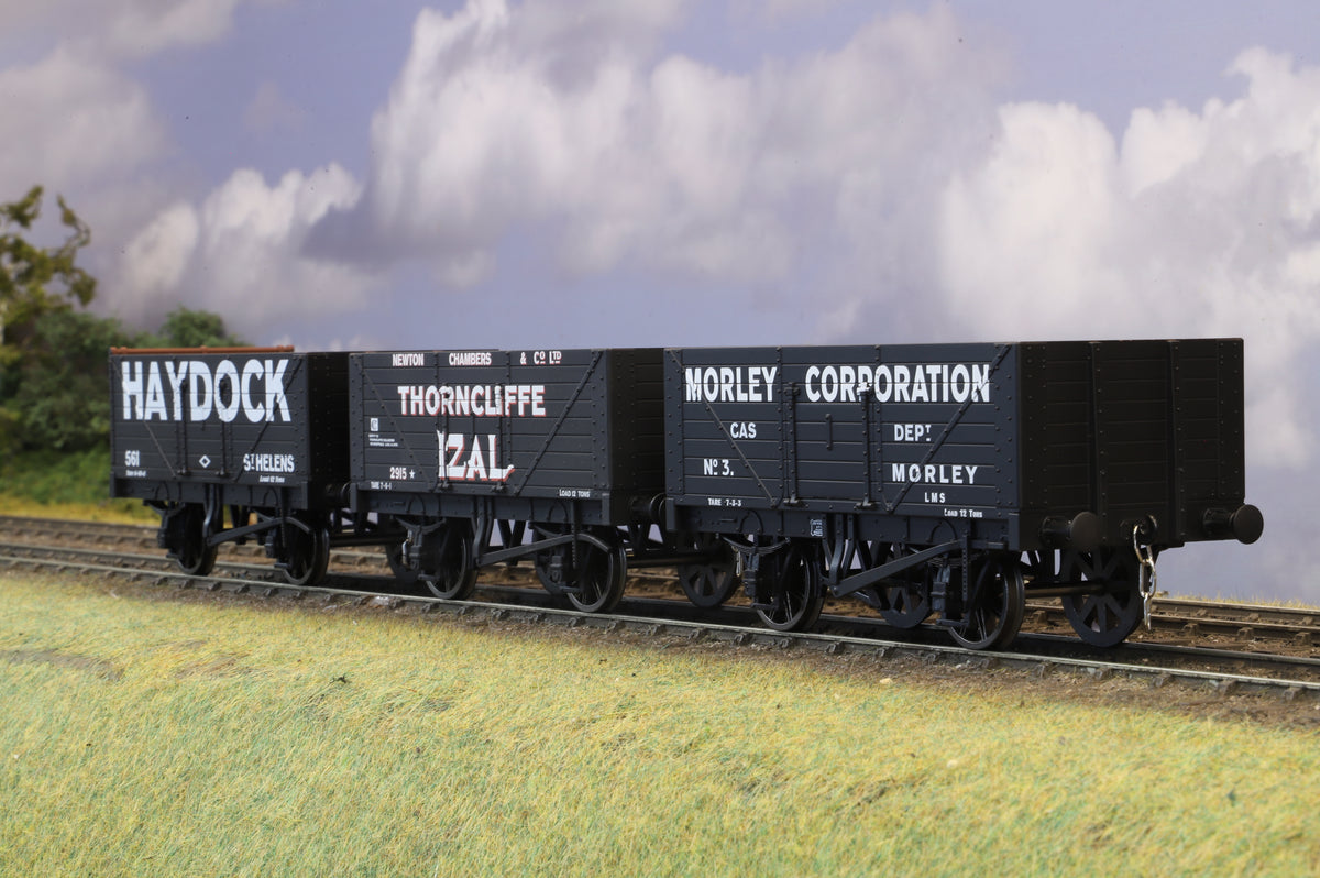 Dapol Finescale O Gauge Rake of Three Private Owner Seven Plank Wagons