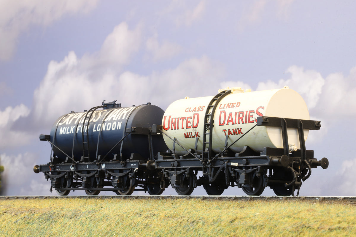 Kit-built Finescale O Gauge Pair Of Milk Tankers