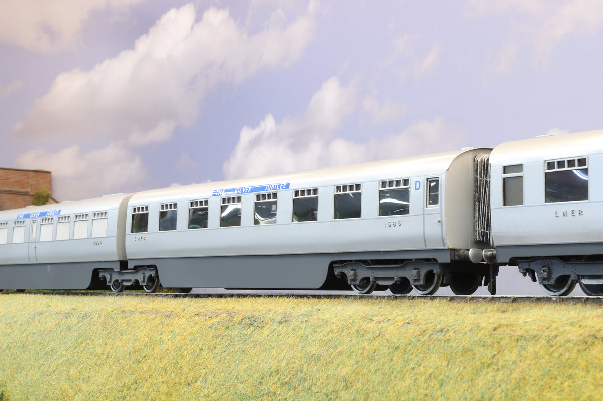 Kit-built Finescale O Gauge LNER Silver Jubilee 7 Car Set