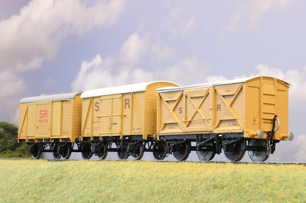 Finescale O Gauge (Kit-Built) Rake of 3 x SR Box Vans