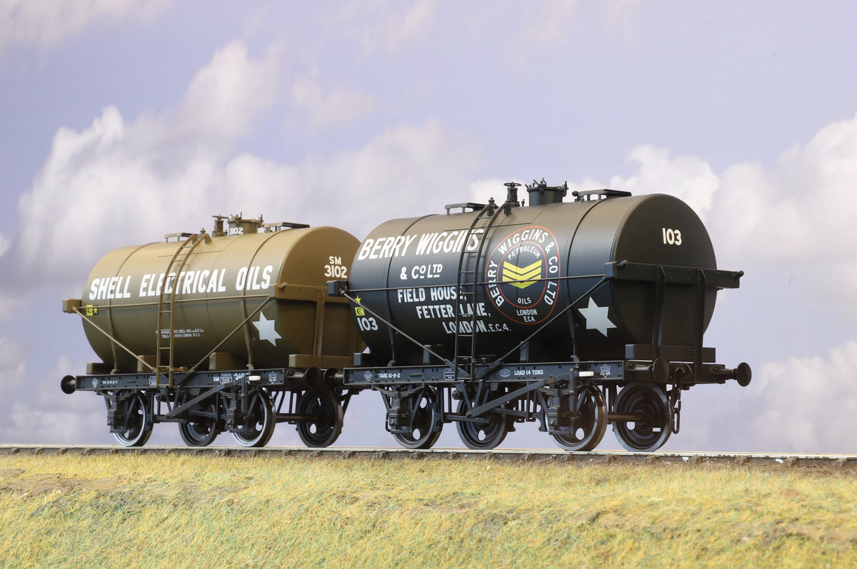 Dapol Finescale O Gauge Pair of Tanker Wagons