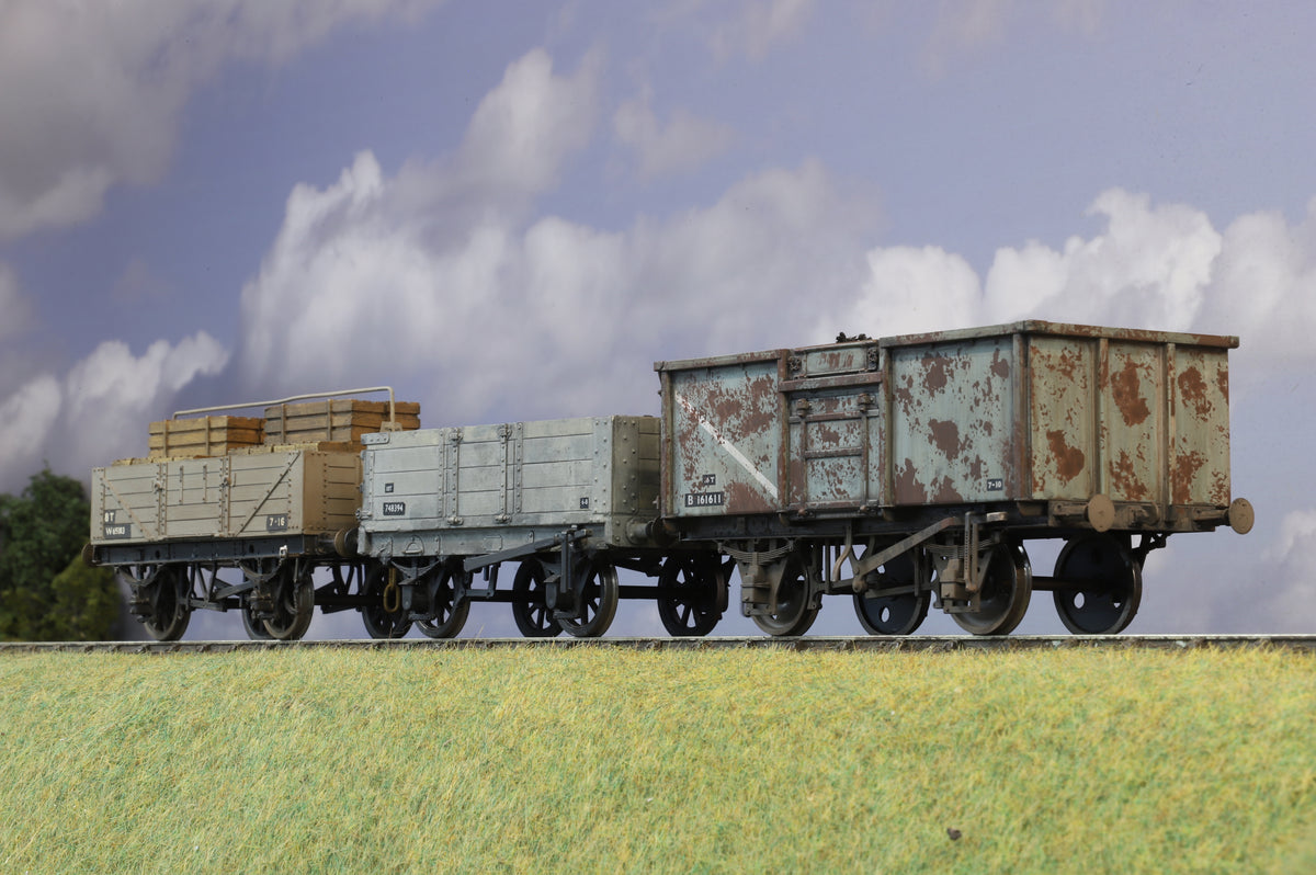 Kit-built Finescale O Gauge Rake of Three BR Era Wagons, Weathered