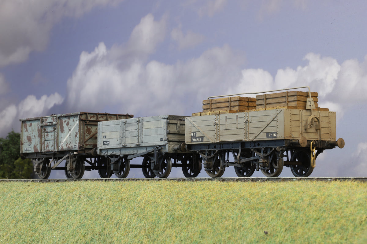 Kit-built Finescale O Gauge Rake of Three BR Era Wagons, Weathered