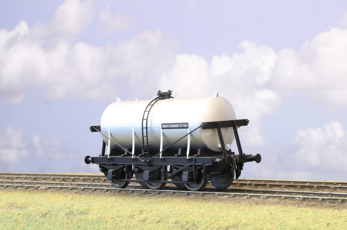 Dapol Finescale O Gauge 'Unigate Creameries' Six Wheel Milk Tank
