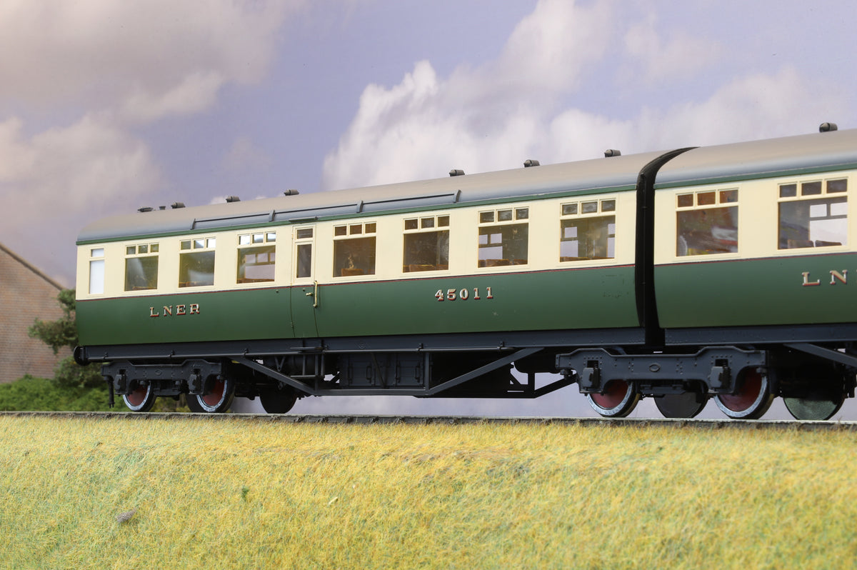 Kemilway Finescale O Gauge Rake of Three LNER Green &amp; Cream Tourist Coaches