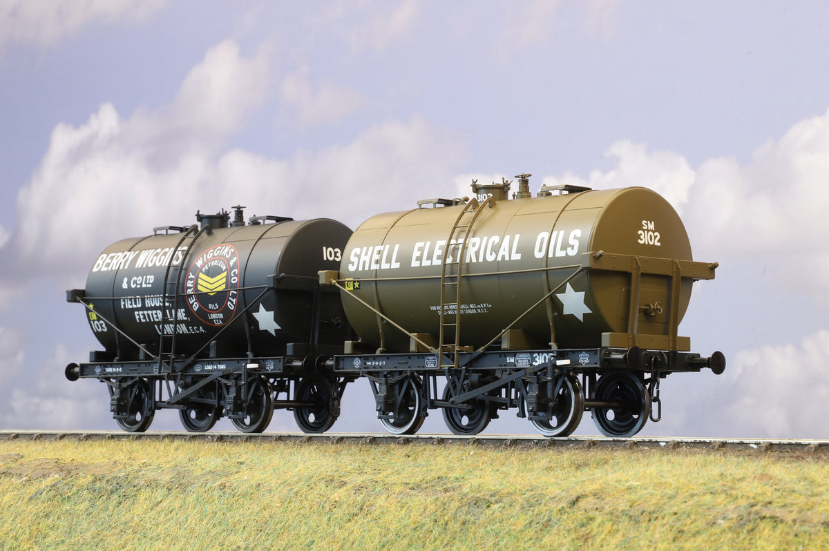Dapol Finescale O Gauge Pair of Tanker Wagons