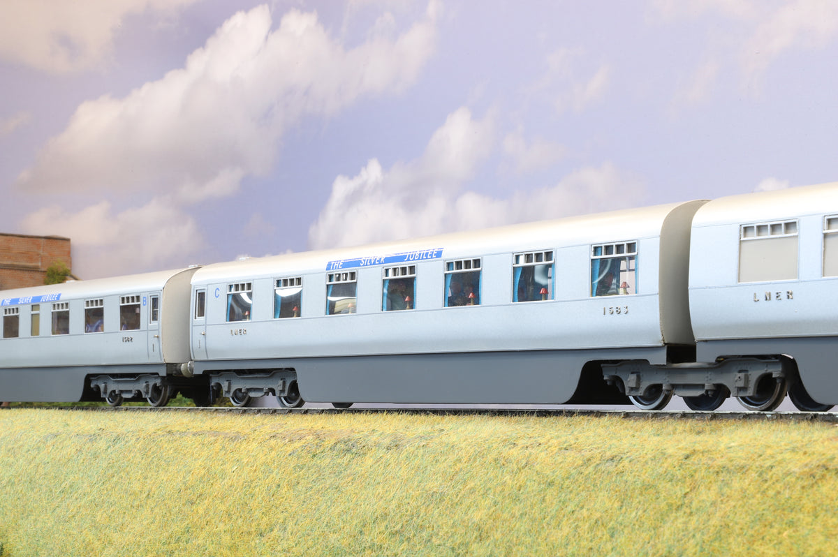 Kit-built Finescale O Gauge LNER Silver Jubilee 7 Car Set