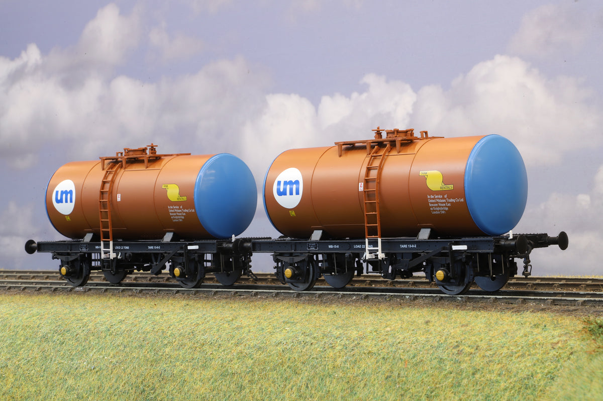 Heljan Finescale O Gauge pair of 'B Tanks' in United Molasses livery  (Item 1006)