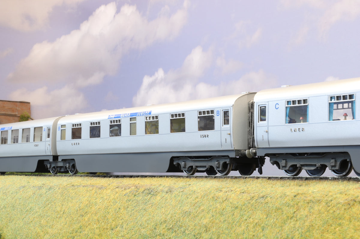 Kit-built Finescale O Gauge LNER Silver Jubilee 7 Car Set
