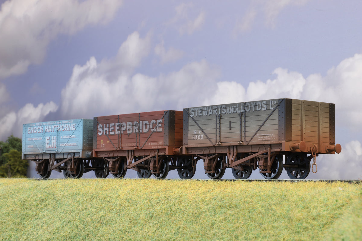 Dapol Finescale O Gauge Rake of Three Open Wagons, Weathered