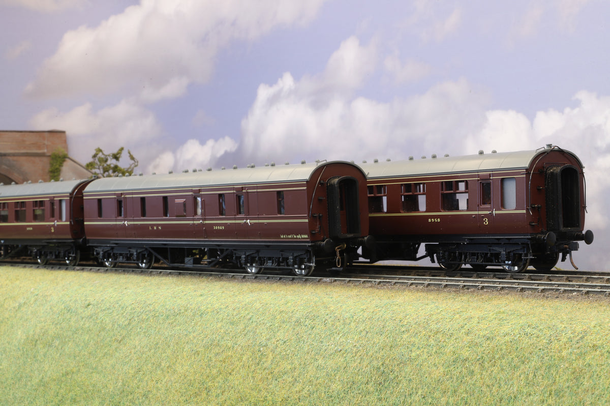 MTH Finescale O Gauge Rake of 4 x LMS Stanier Coaches