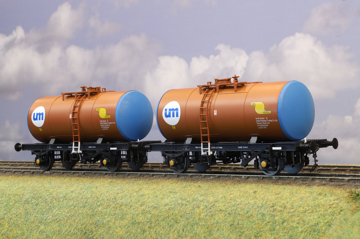 Heljan Finescale O Gauge pair of 'B Tanks' in United Molasses livery  (Item 1006)