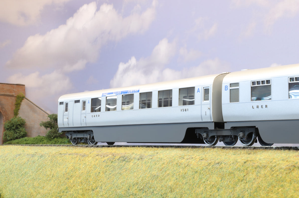 Kit-built Finescale O Gauge LNER Silver Jubilee 7 Car Set