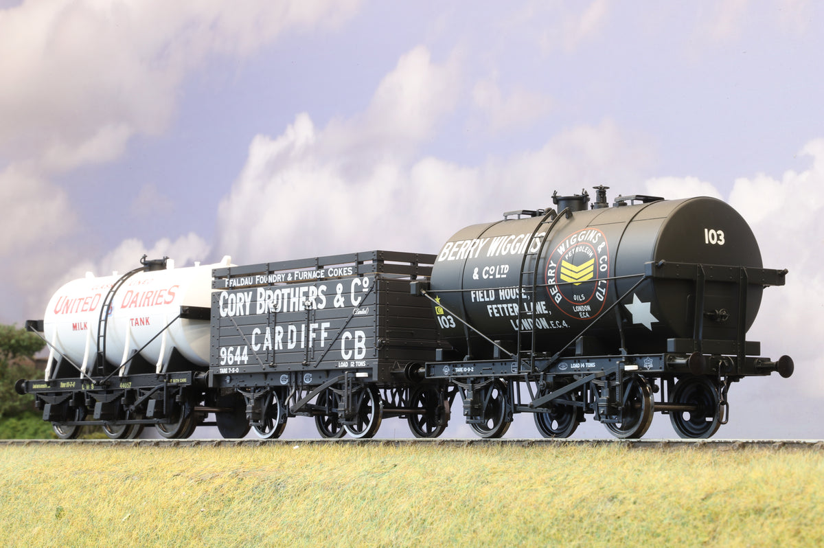 Dapol/Lionheart Finescale O Gauge Rake of 3 x Wagons (Milk Tanker, 14T Tank Wagon and 7-Plank Coke Wagon)